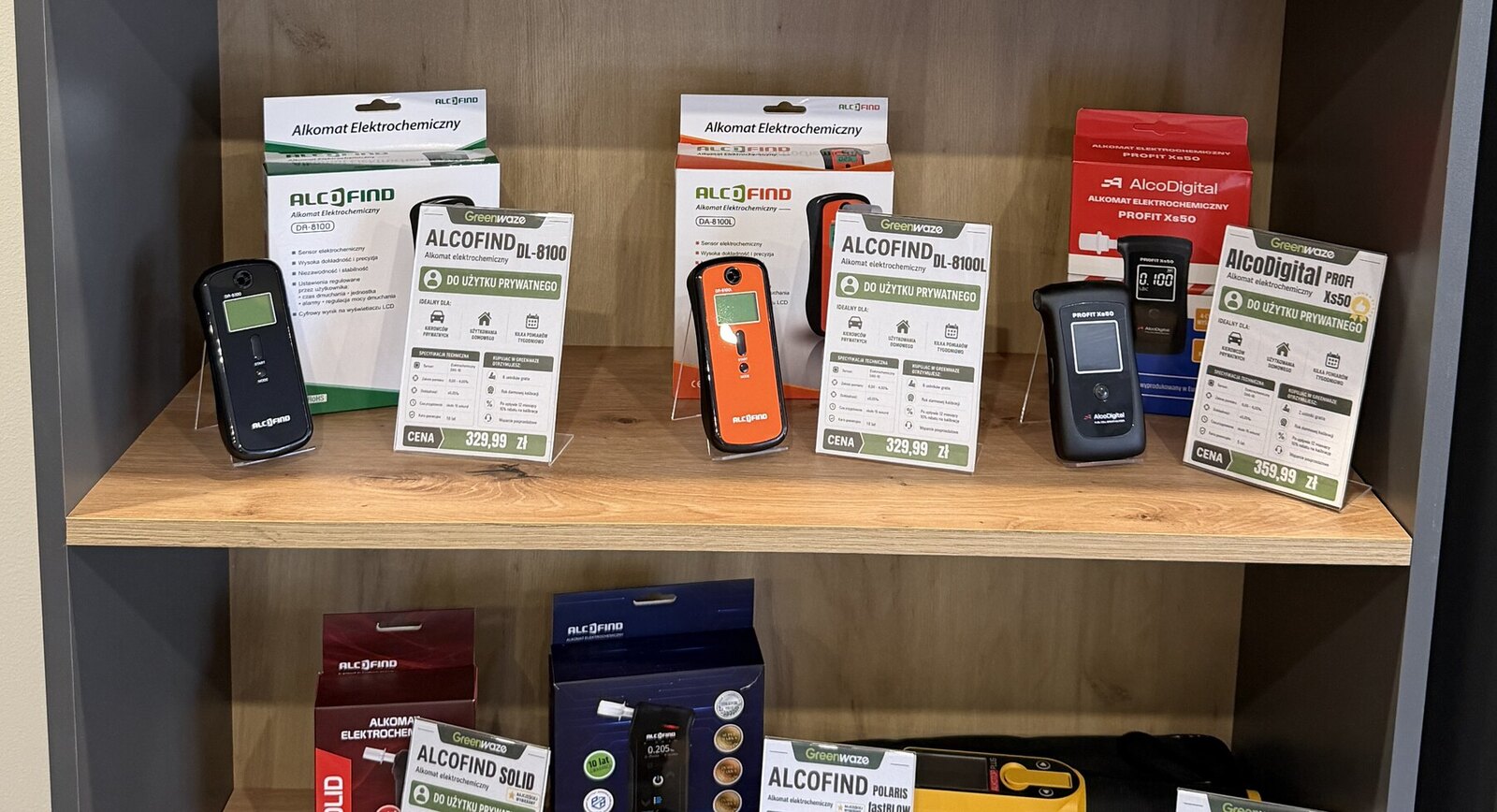 Różne modele alkomatów na uporządkowanej ekspozycji Greenwaze