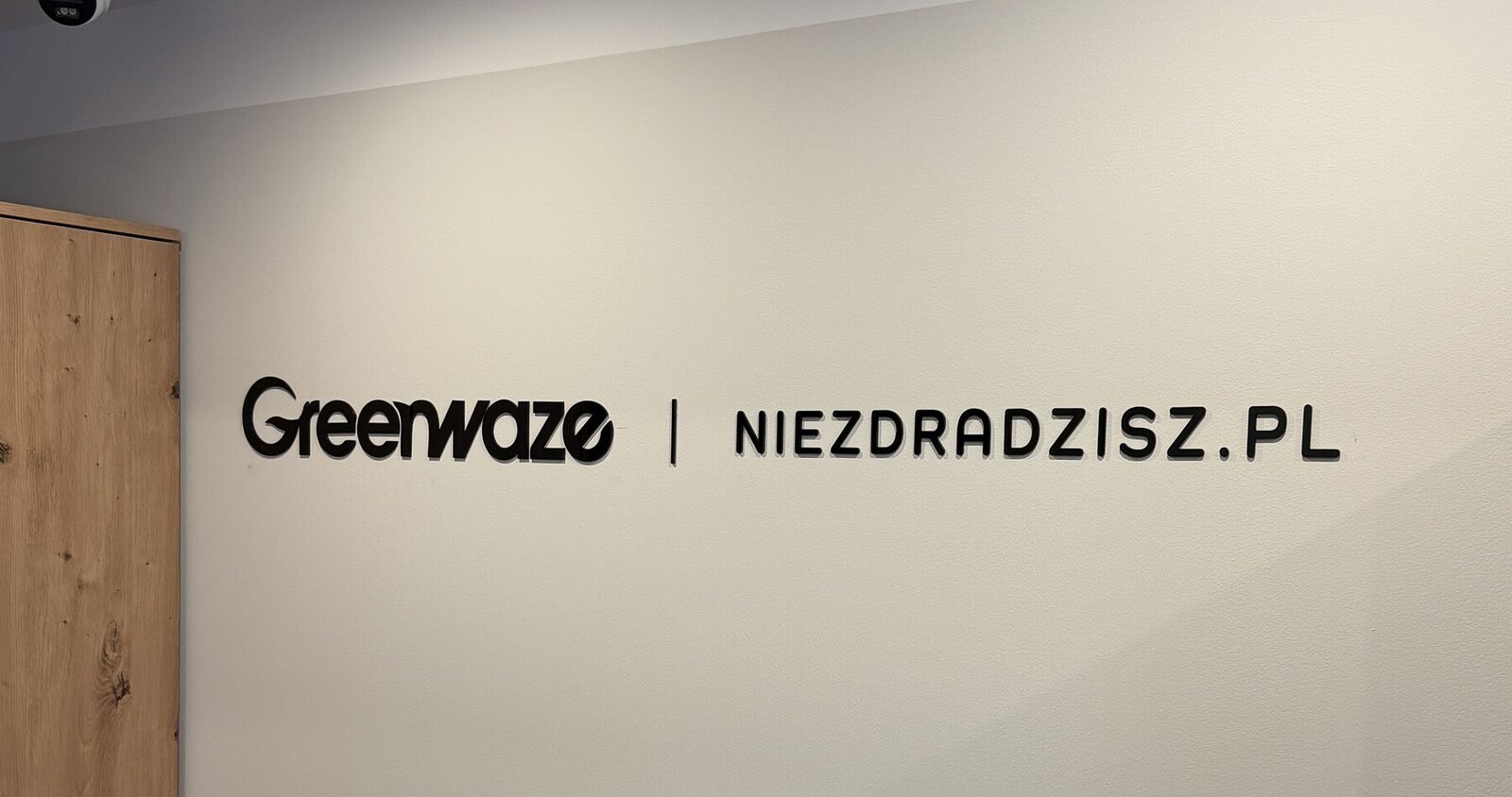 Logo Greenwaze na ścianie punktu obsługi
