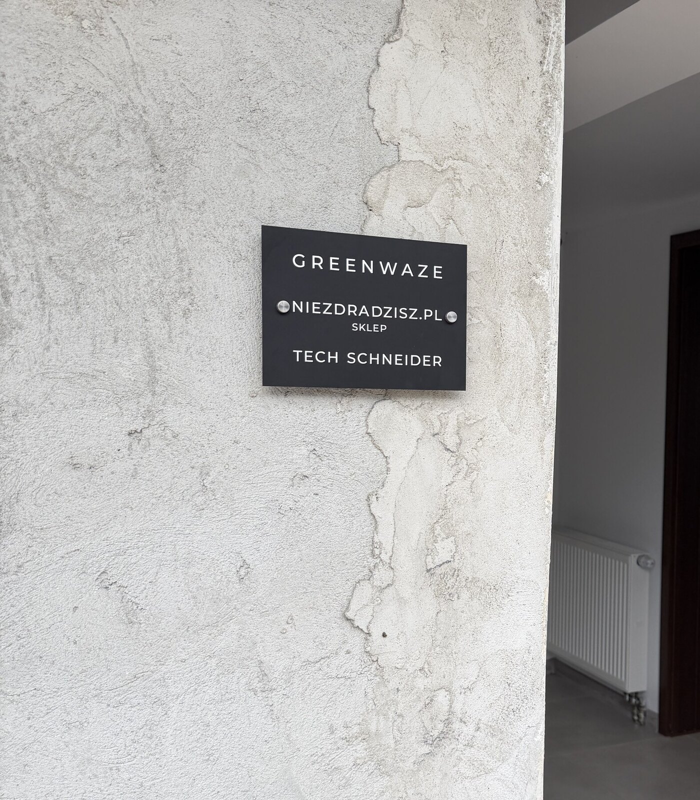 Zewnętrzne wejście i tablica Greenwaze
