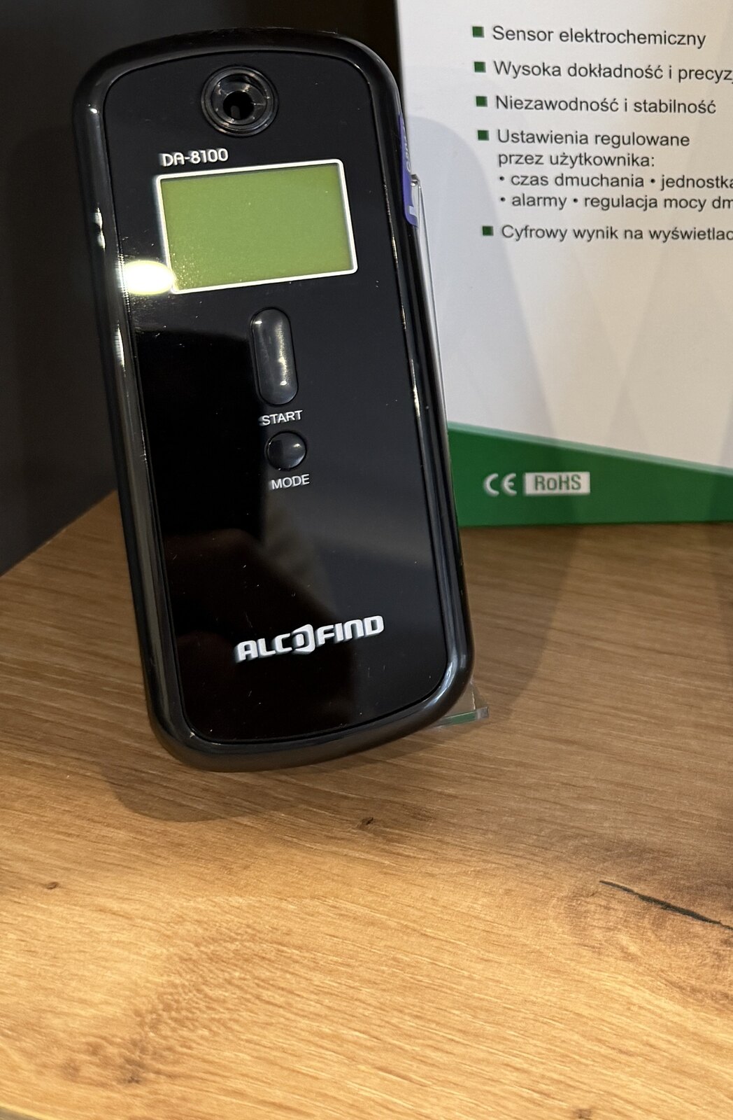 Wlot, ekran i przyciski alkomatu AlcoFind DA-8100