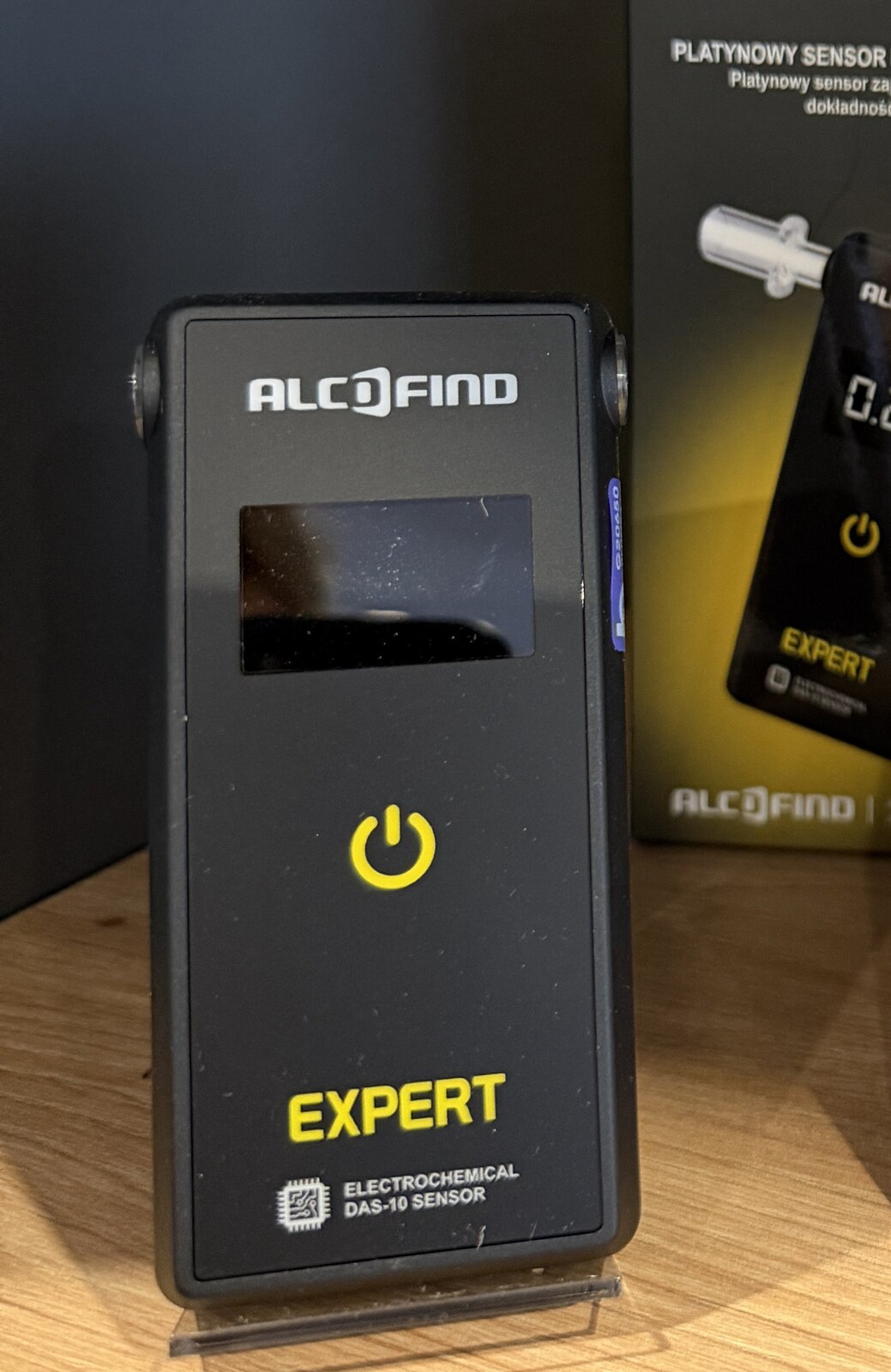 Obudowa i ekran alkomatu AlcoFind Expert w punkcie Greenwaze