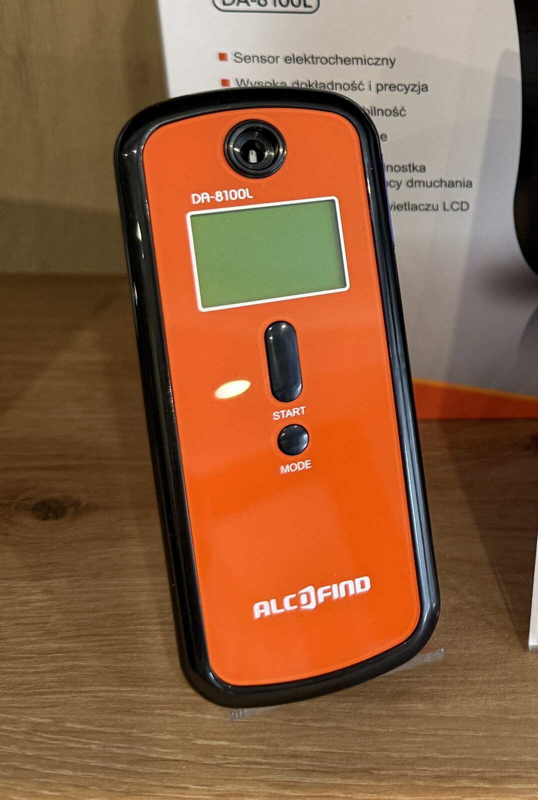 Pomarańczowy alkomat AlcoFind DA-8100L