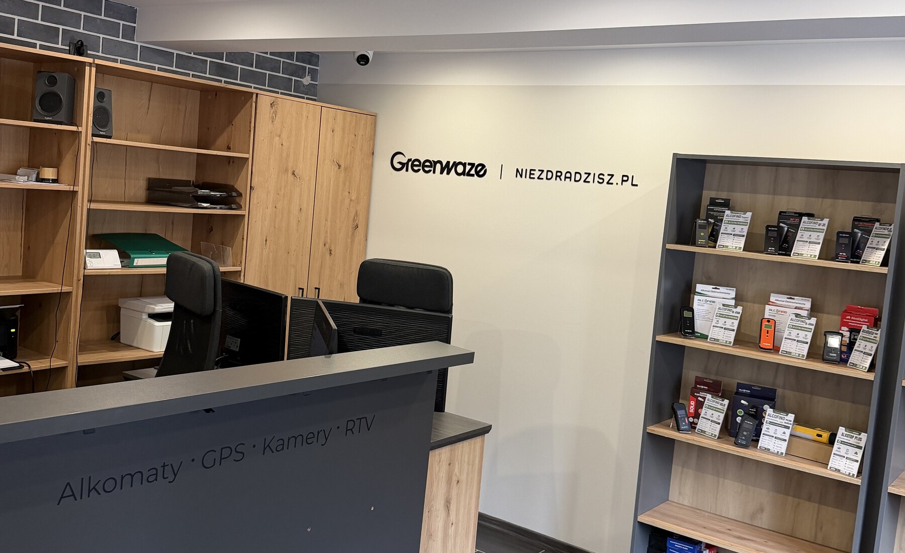Punkt obsługi Greenwaze z ekspozycją alkomatów