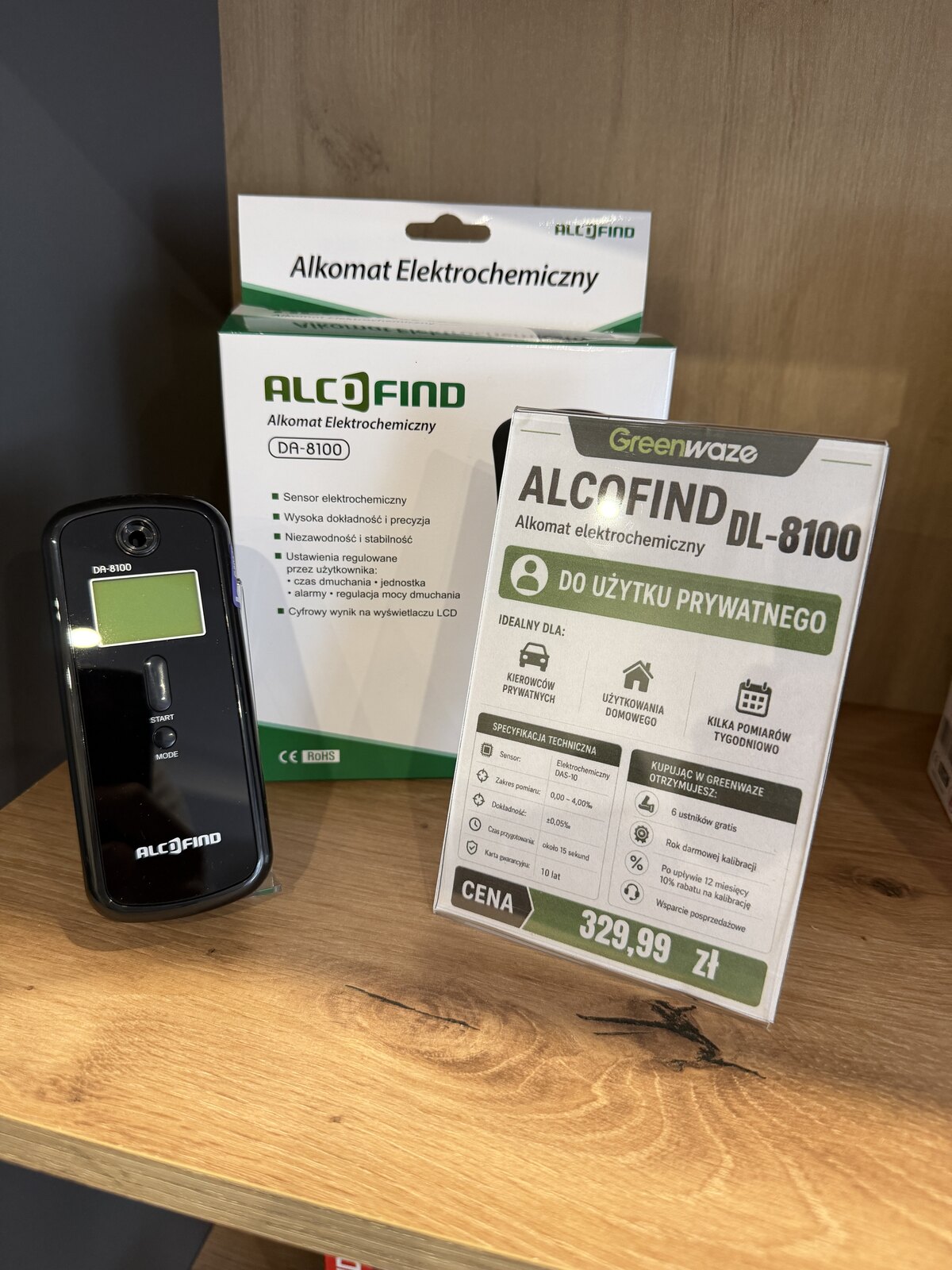 Alkomat AlcoFind DA-8100 obok opakowania i karty produktu
