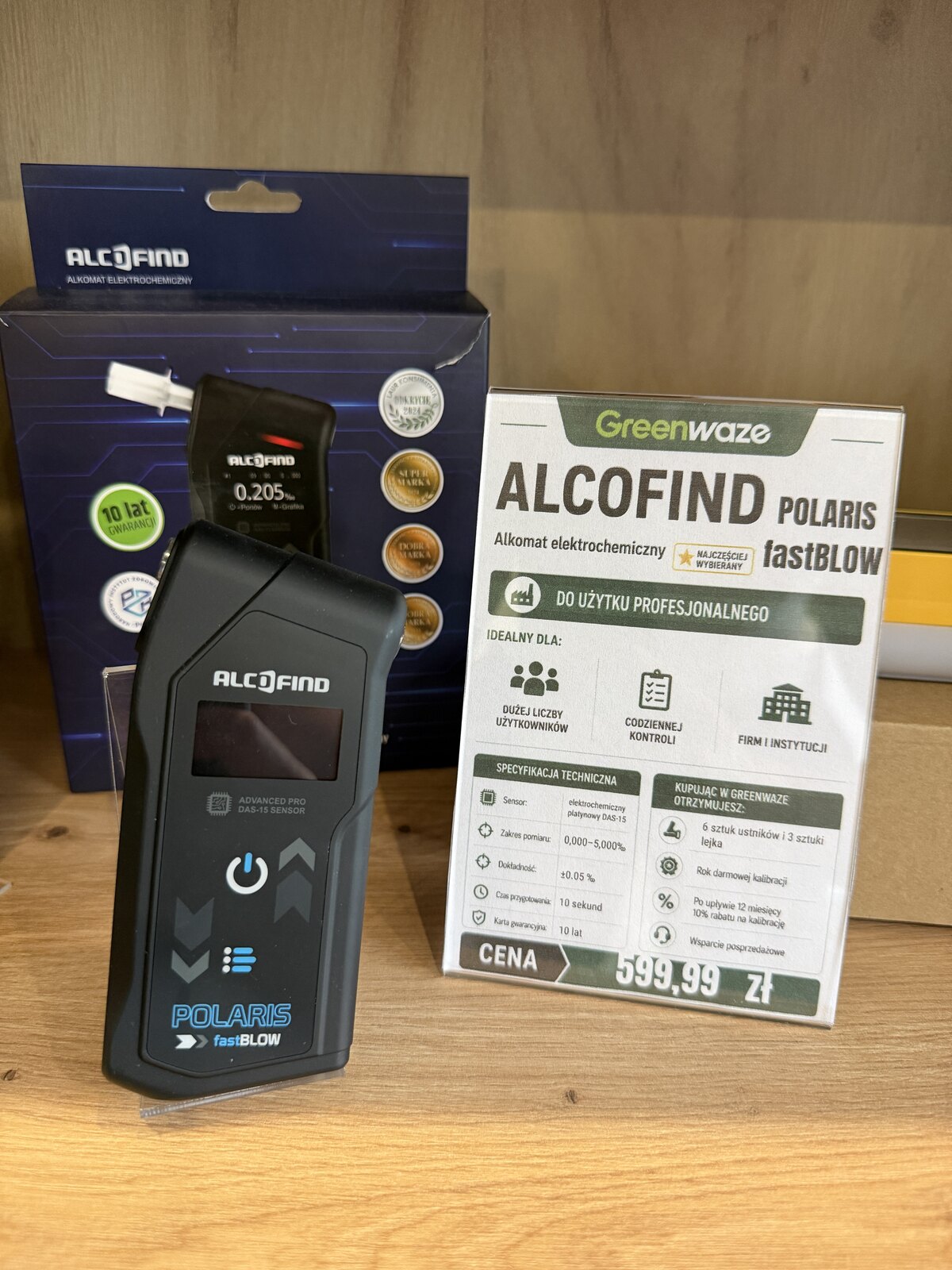 Alkomat AlcoFind Polaris fastBlow obok opakowania i karty produktu