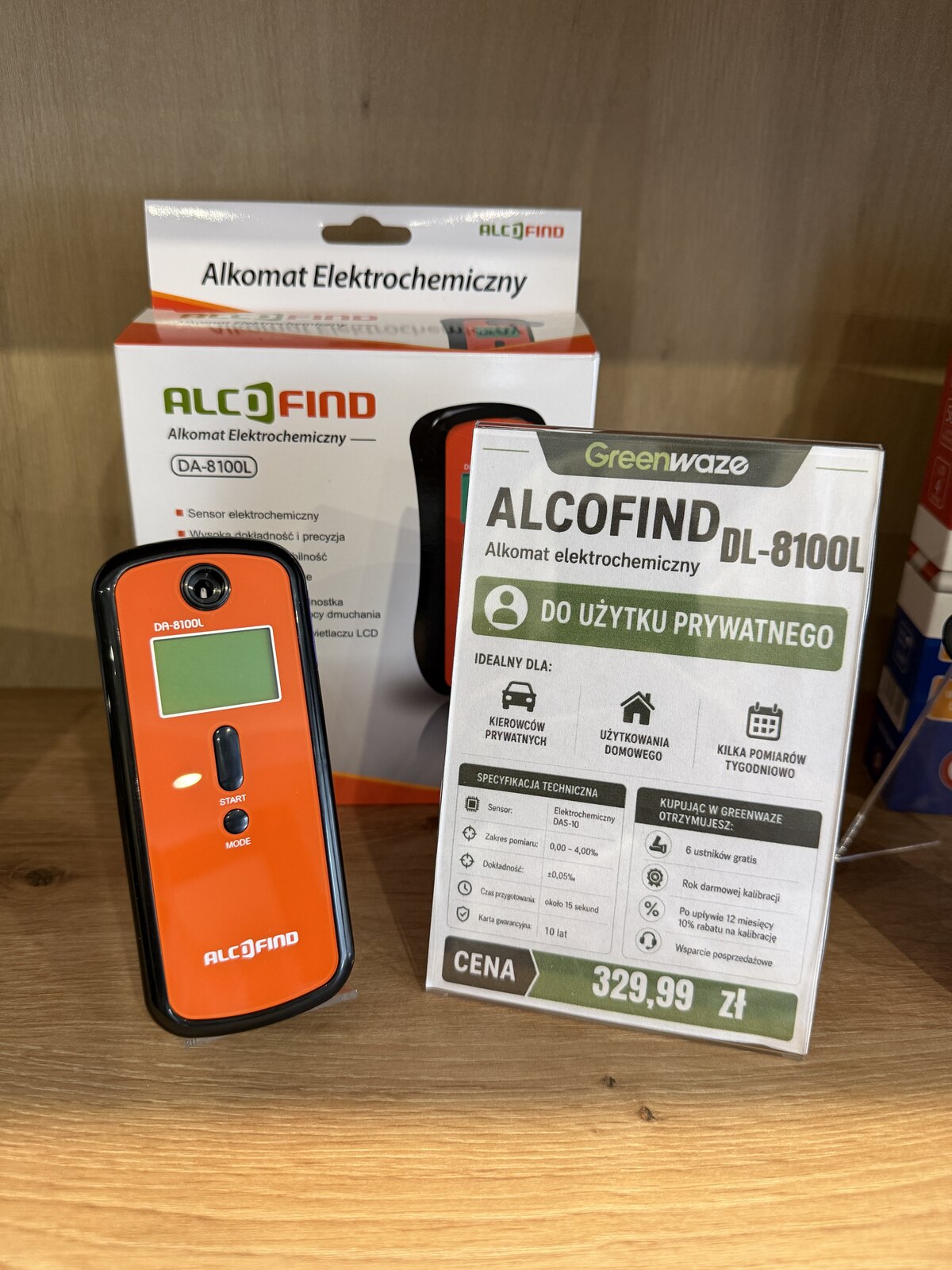 Pomarańczowy alkomat AlcoFind DA-8100L z opakowaniem i kartą produktu
