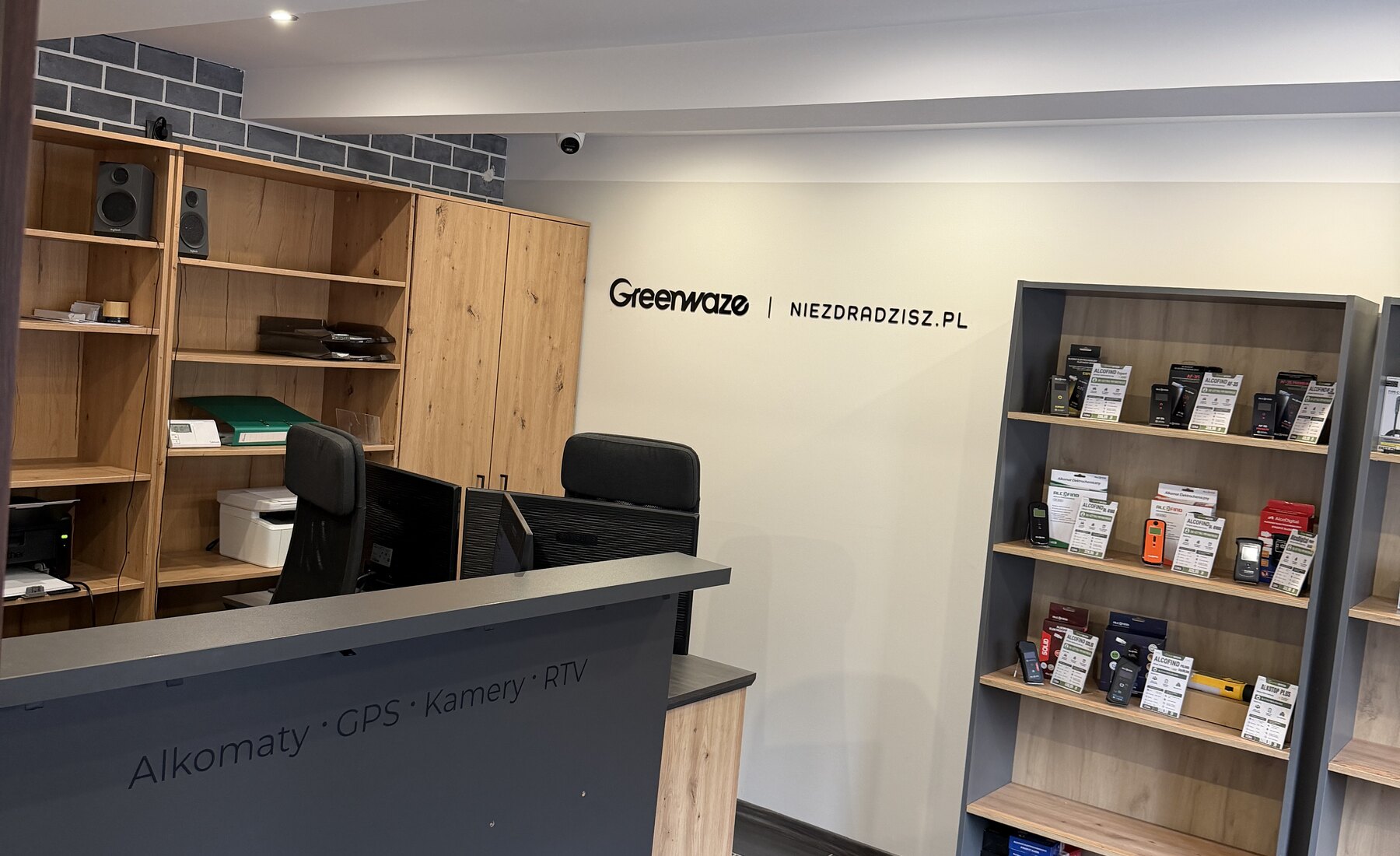 Wnętrze punktu Greenwaze z ladą i ekspozycją alkomatów