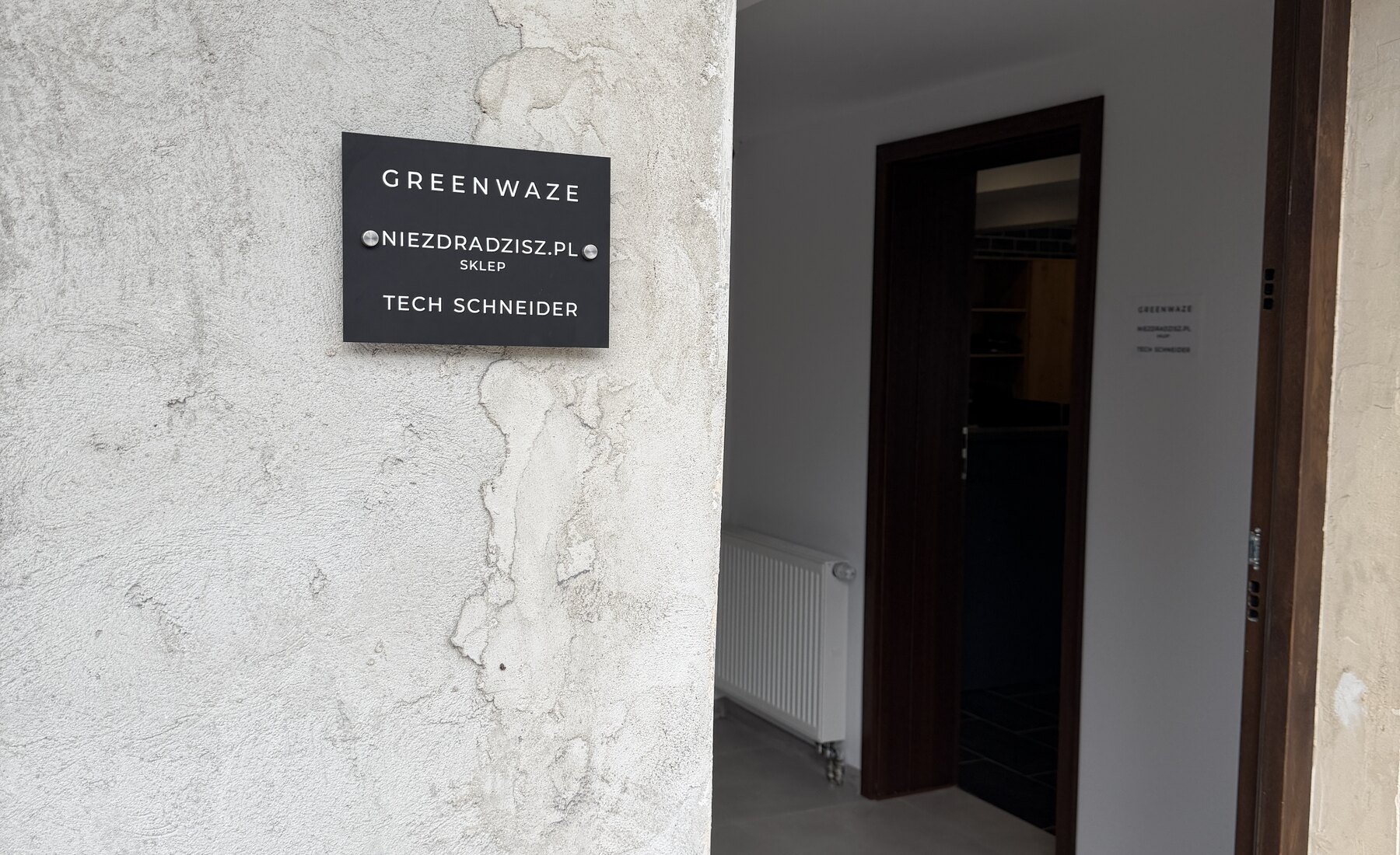 Wejście do punktu Greenwaze z oznaczeniem firmy