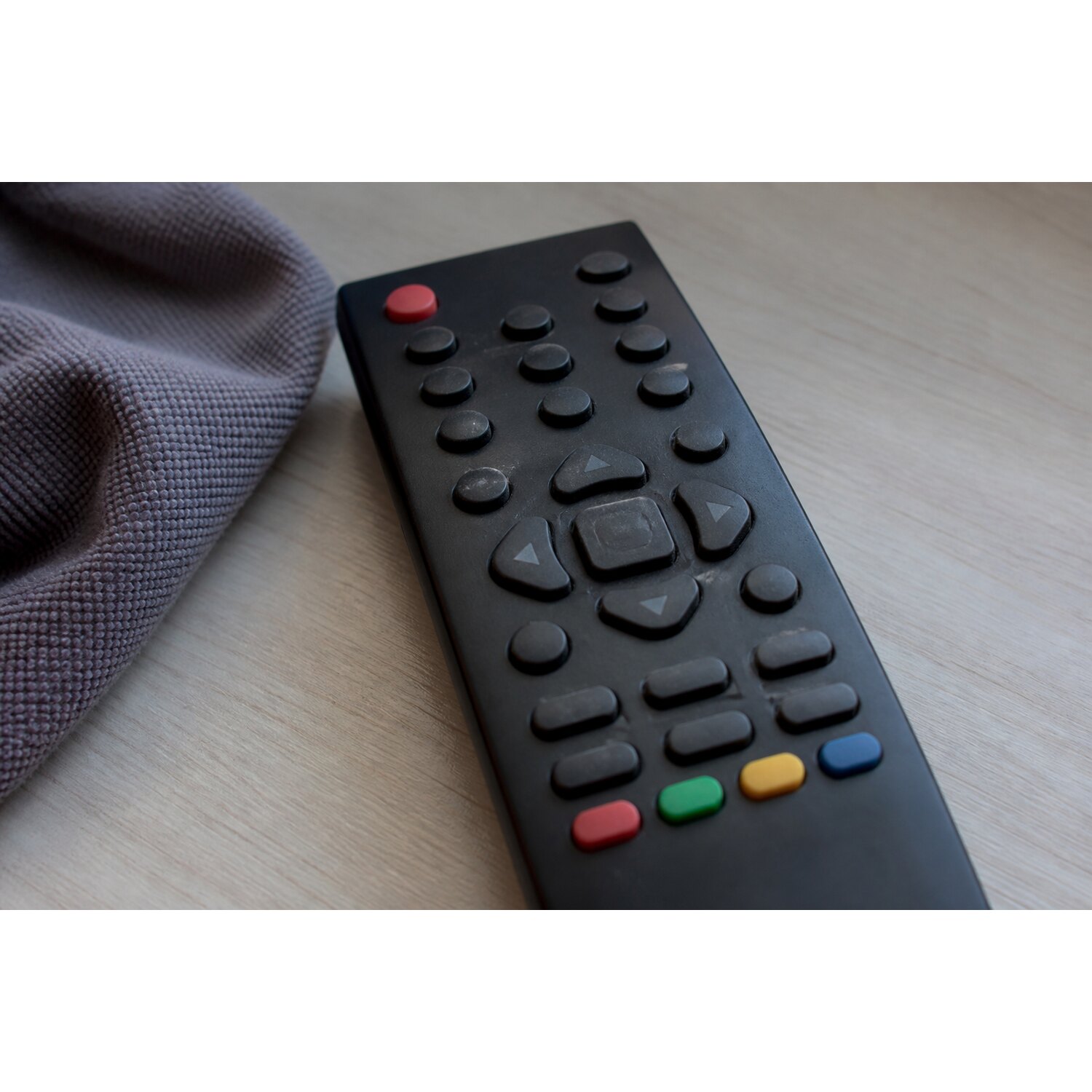 Przyciski pilota do telewizora oglądane w bocznym świetle