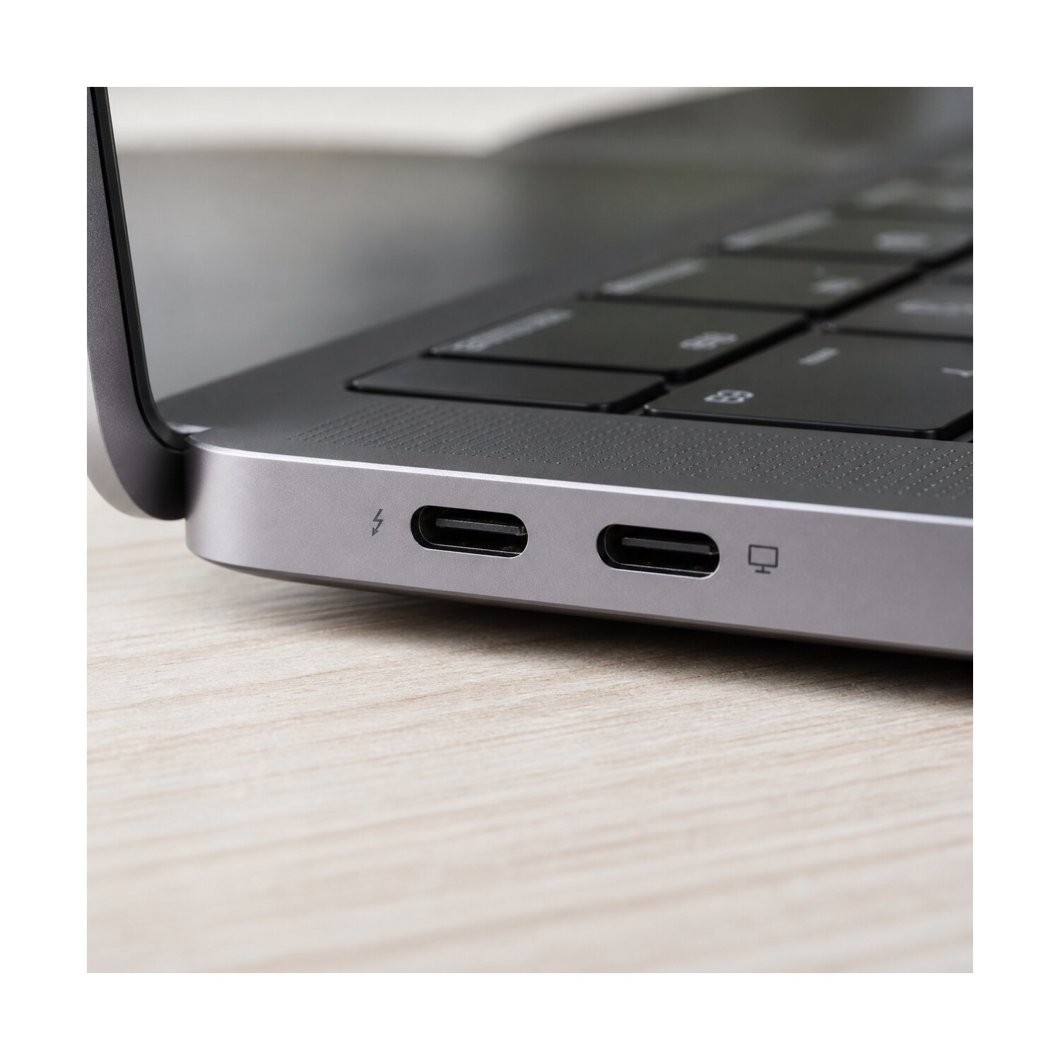 Oznaczenia portów USB-C na obudowie laptopa