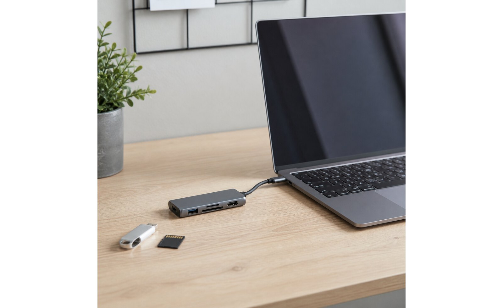 Adapter USB-C podłączony do laptopa i urządzeń na uporządkowanym biurku