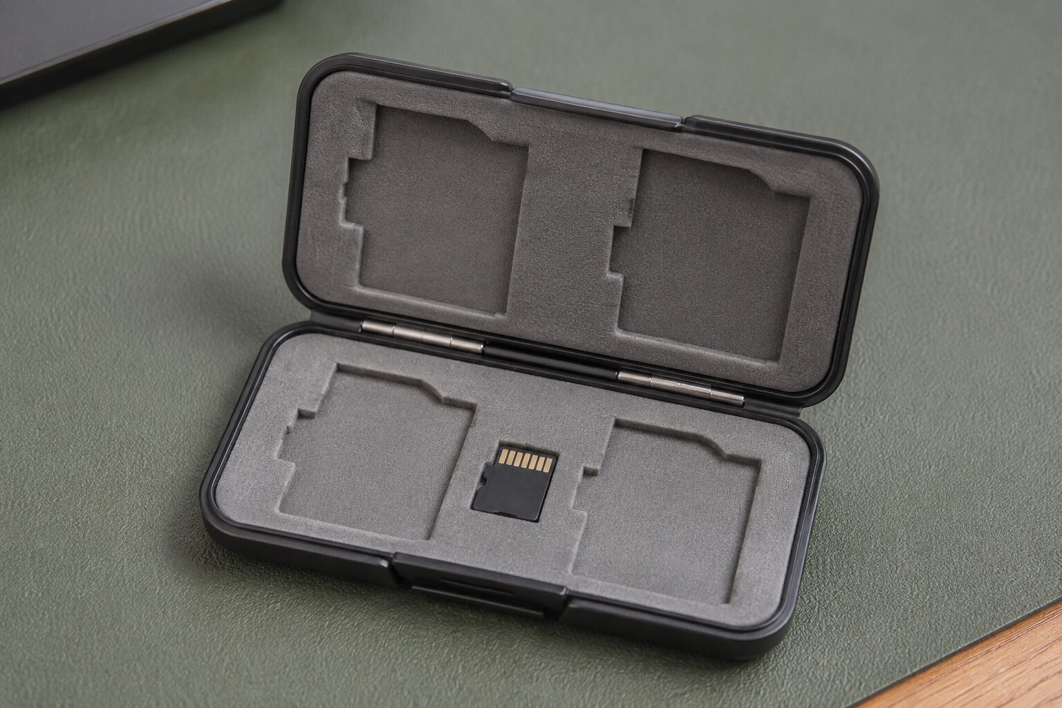 Karta microSD odłożona do ochronnego etui na karty pamięci