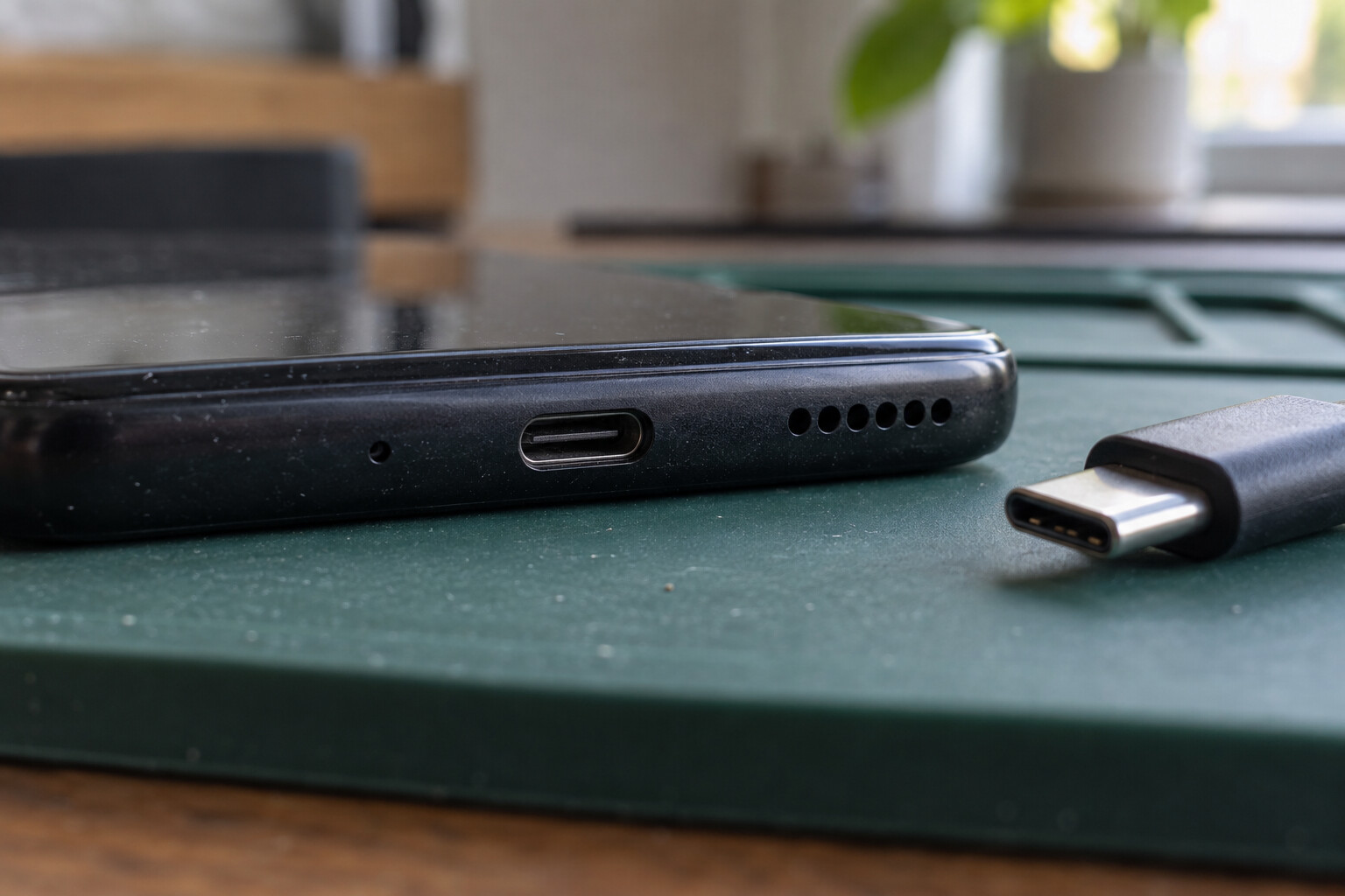 Zbliżenie gniazda USB-C telefonu i odłączonej wtyczki