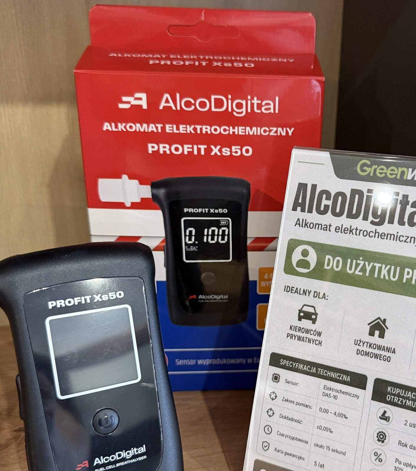 Alkomat AlcoDigital PROFI Xs50 z opakowaniem na ekspozycji Greenwaze