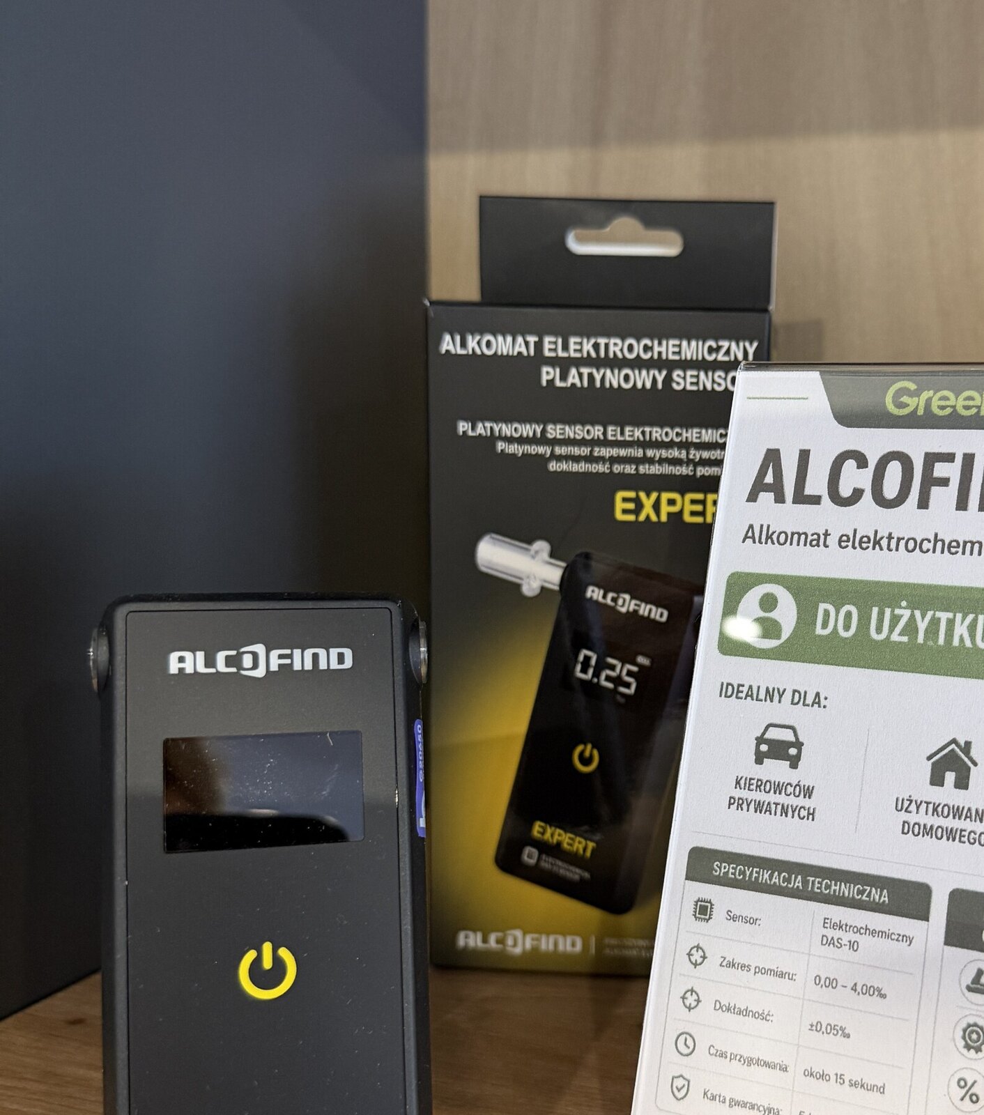 Alkomat AlcoFind Expert z opakowaniem na ekspozycji Greenwaze