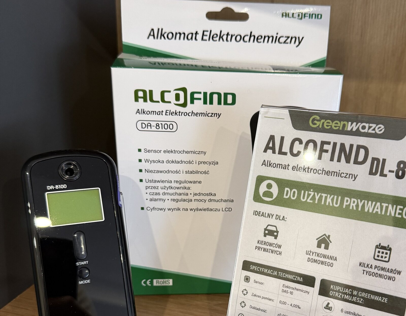 Alkomat AlcoFind DA-8100 z opakowaniem na suchej półce