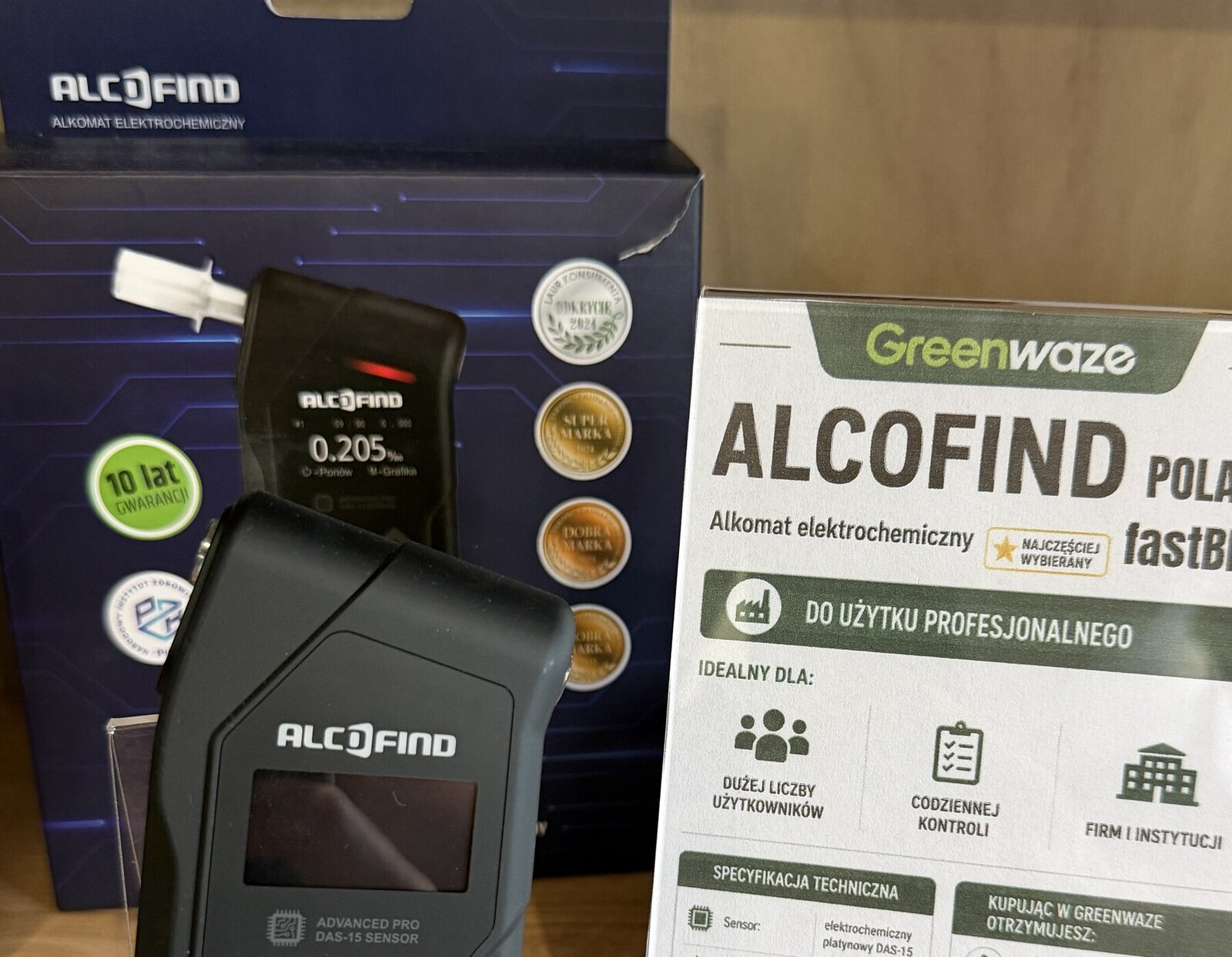 Alkomat AlcoFind Polaris z opakowaniem na ekspozycji