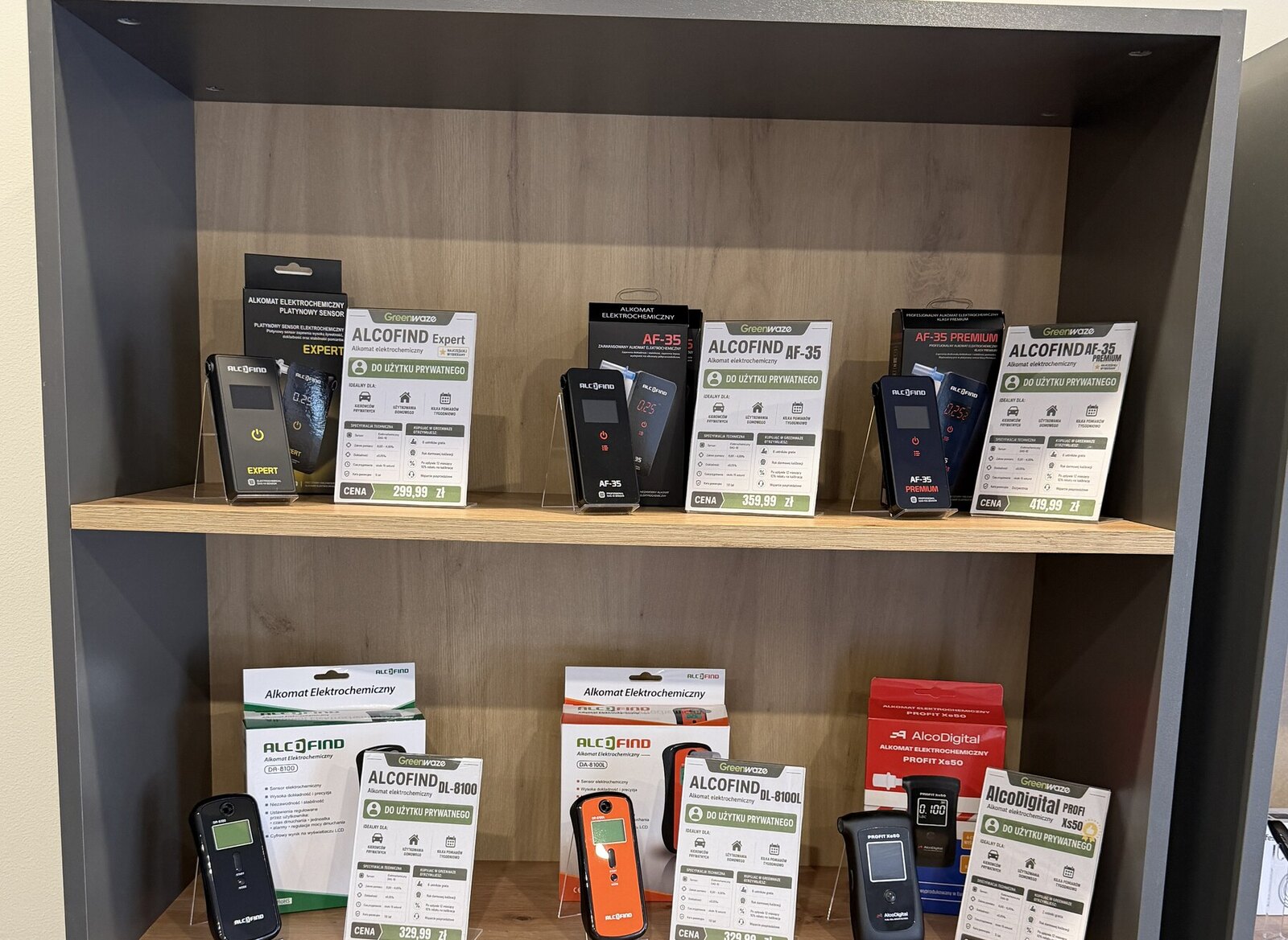 Alkomaty przechowywane na uporządkowanej ekspozycji Greenwaze